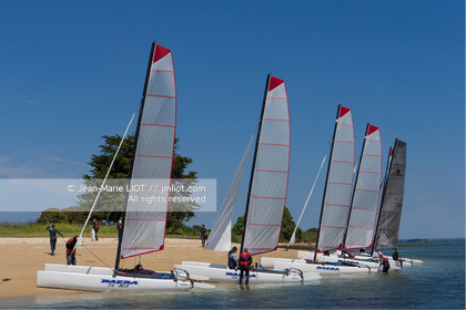 VOILES ET VOILIERS - RAID CATA EN BRETAGNE SUD