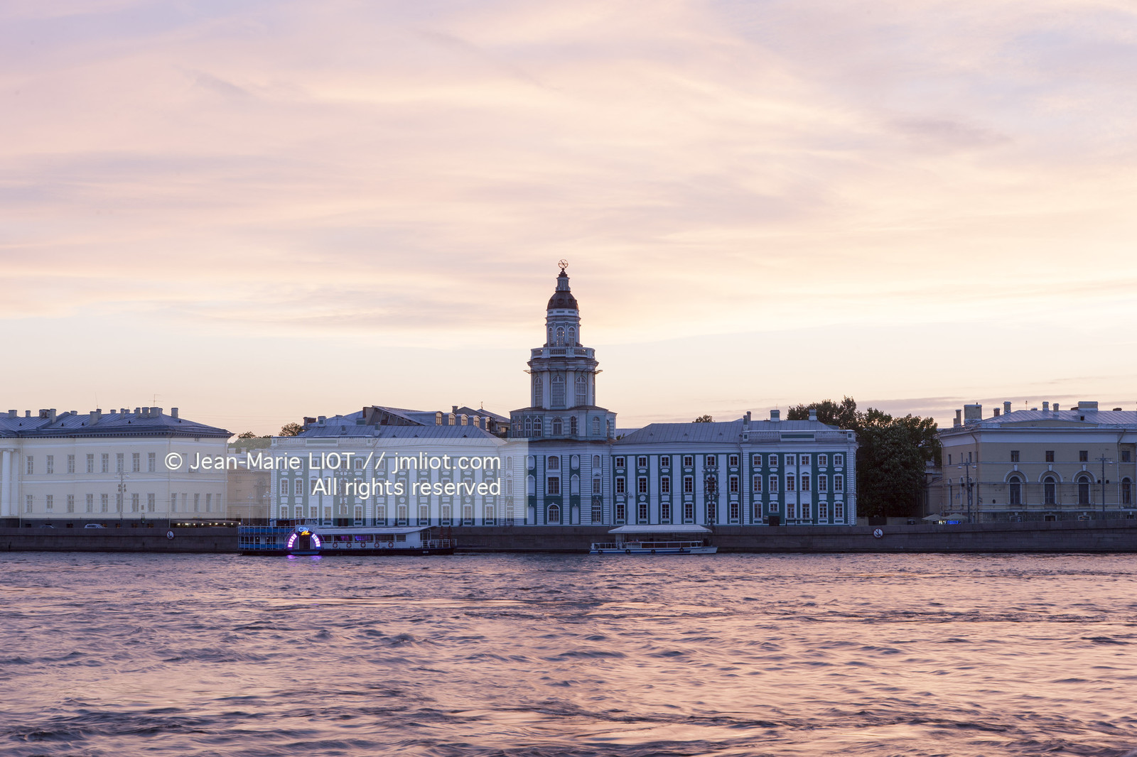 Russie, Saint Petersbourg, classé Patrimoine Mondial de l'UNESCO, le musée de l' HErmitage durant les nuits blanches.