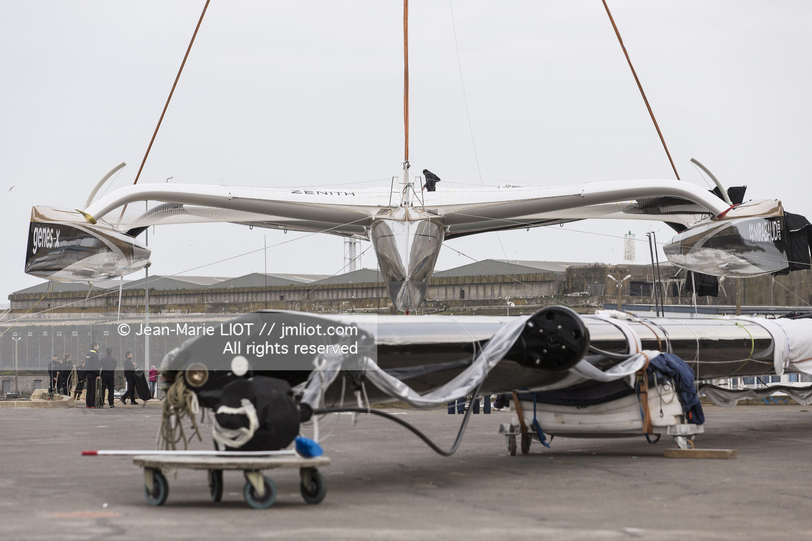 Maxi-Triimaran Spindrift 2 Launching