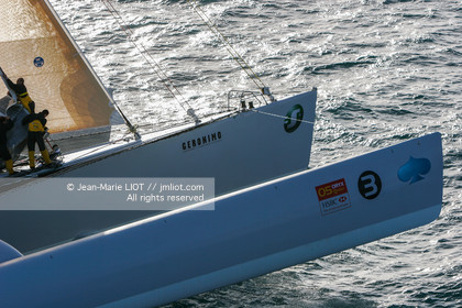 .Start Jules Verne Trophy maxi trimaran Geronimo, skipper Olivier de Kersauzon, on décember 28, 2004, Photo Jean-Marie LIOT - www.jmliot.com
