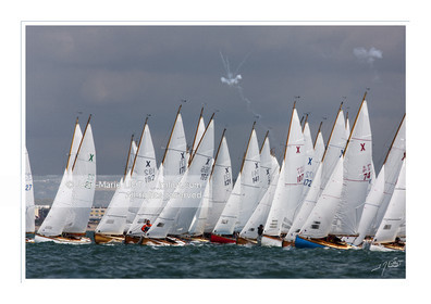 .The Isle of Wight in the south east of England is a mythical place for sailing.Most regattas begin here at the foot of the Royal Yacht Squadron , the famous Sailing Club ..Here one race almost every day .