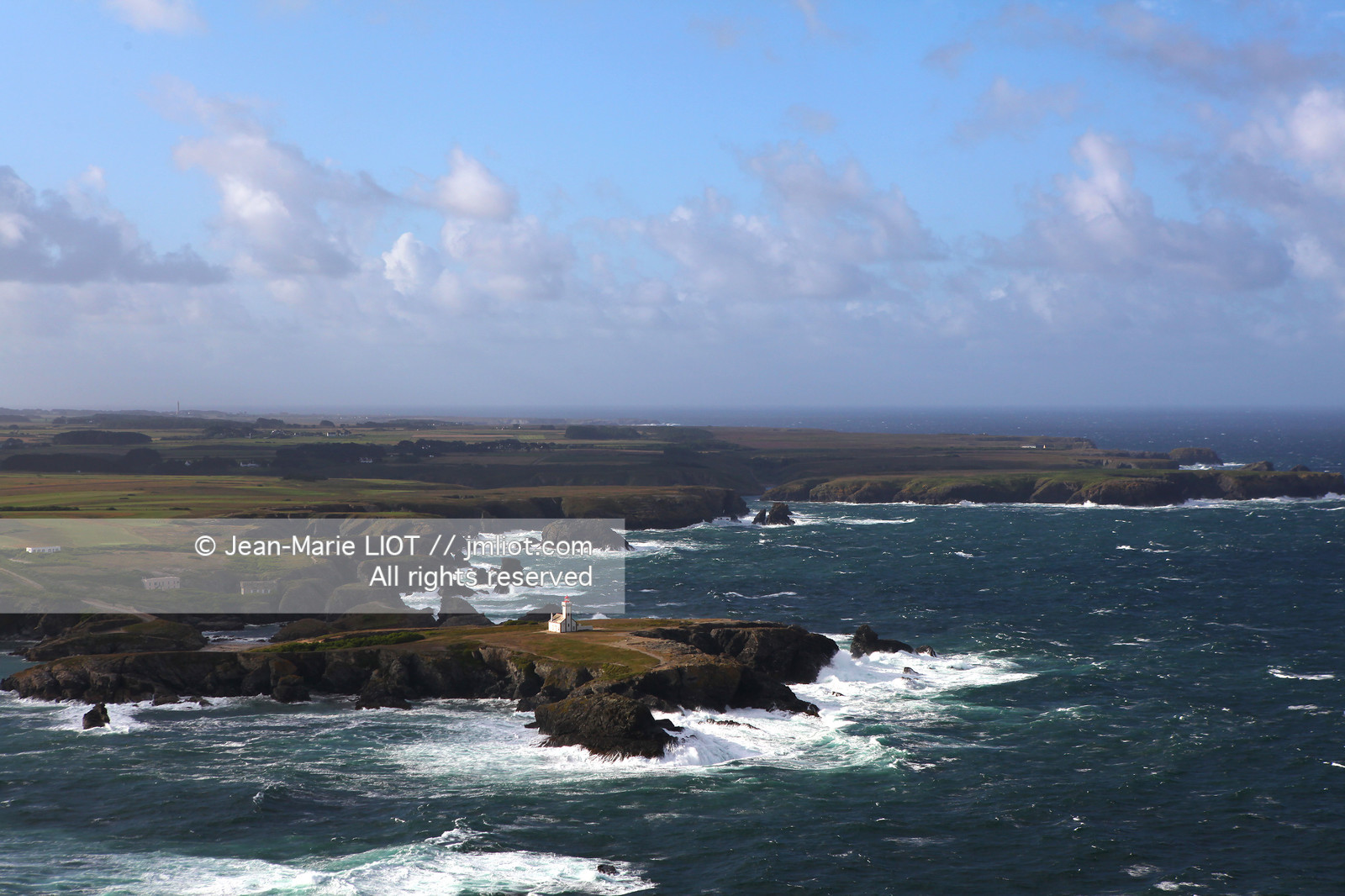 VUE AERIENNE DU GOLFE DU MORBIHAN .PHOTO © JEAN-MARIE LIOT.