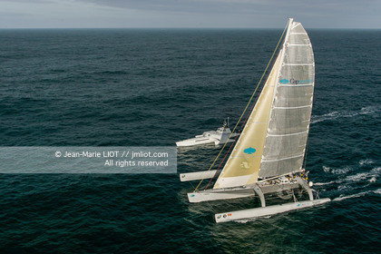 .Start Jules Verne Trophy maxi trimaran Geronimo, skipper Olivier de Kersauzon, on décember 28, 2004, Photo Jean-Marie LIOT - www.jmliot.com