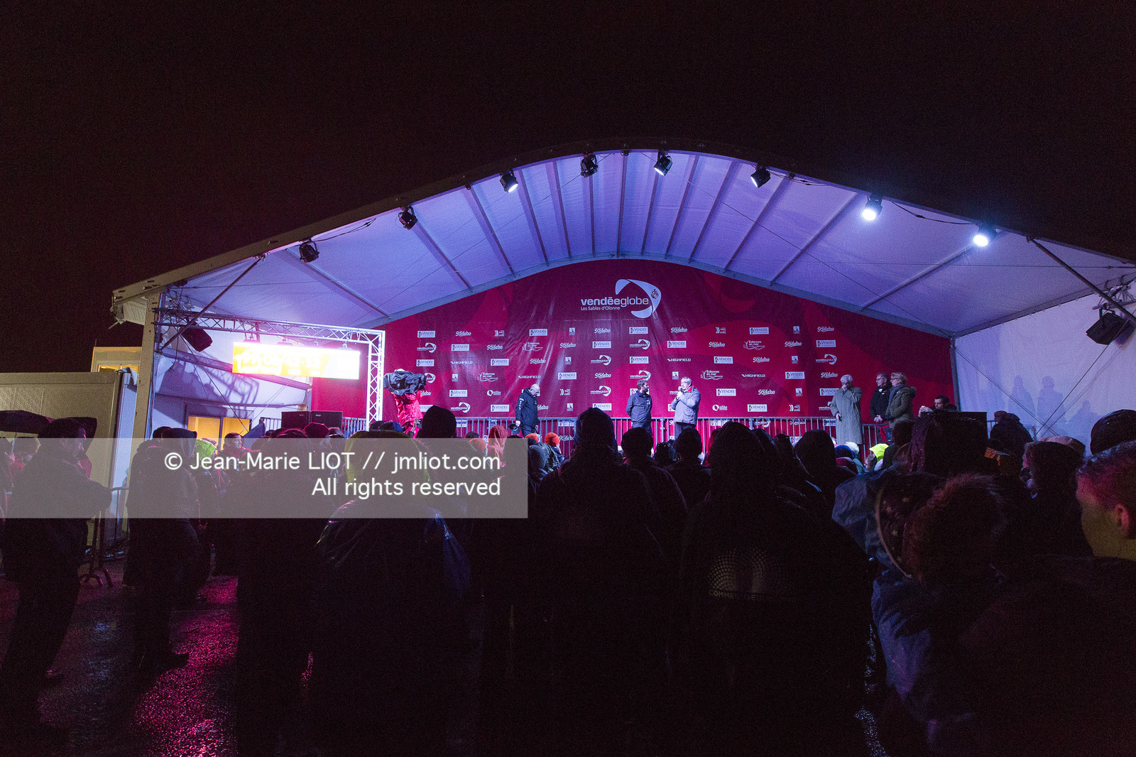 VENDEE GLOBE 2016-2017 - ARRIVEE ERIC BELLION - COMME UN SEUL HOMME