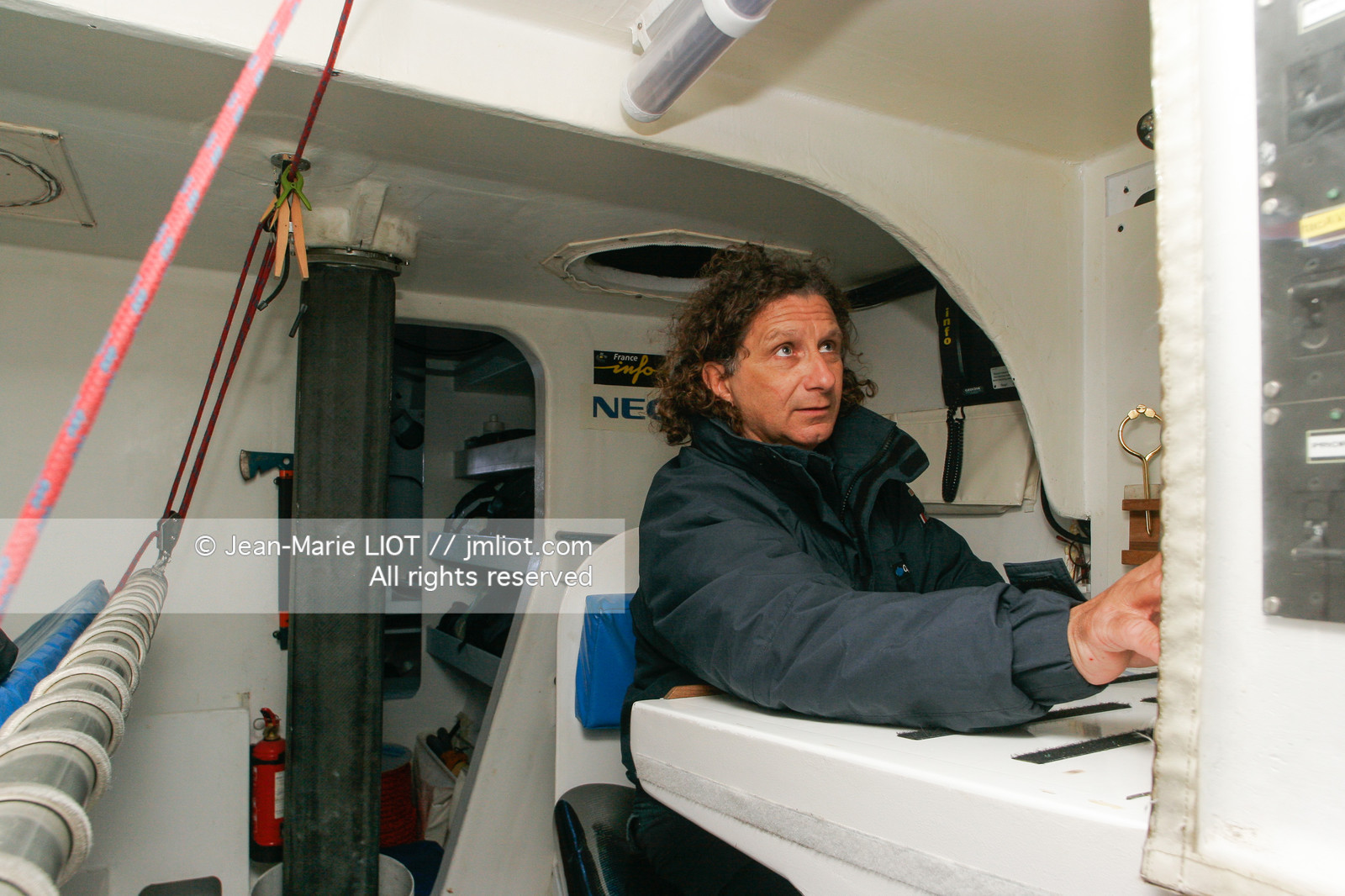 Départ du Trophée Jules Verne du maxi trimaran Geronimo, skipper Olivier de Kersauzon, 28 décembre 2004, Photo Jean-Marie LIOT - www.jmliot.com.