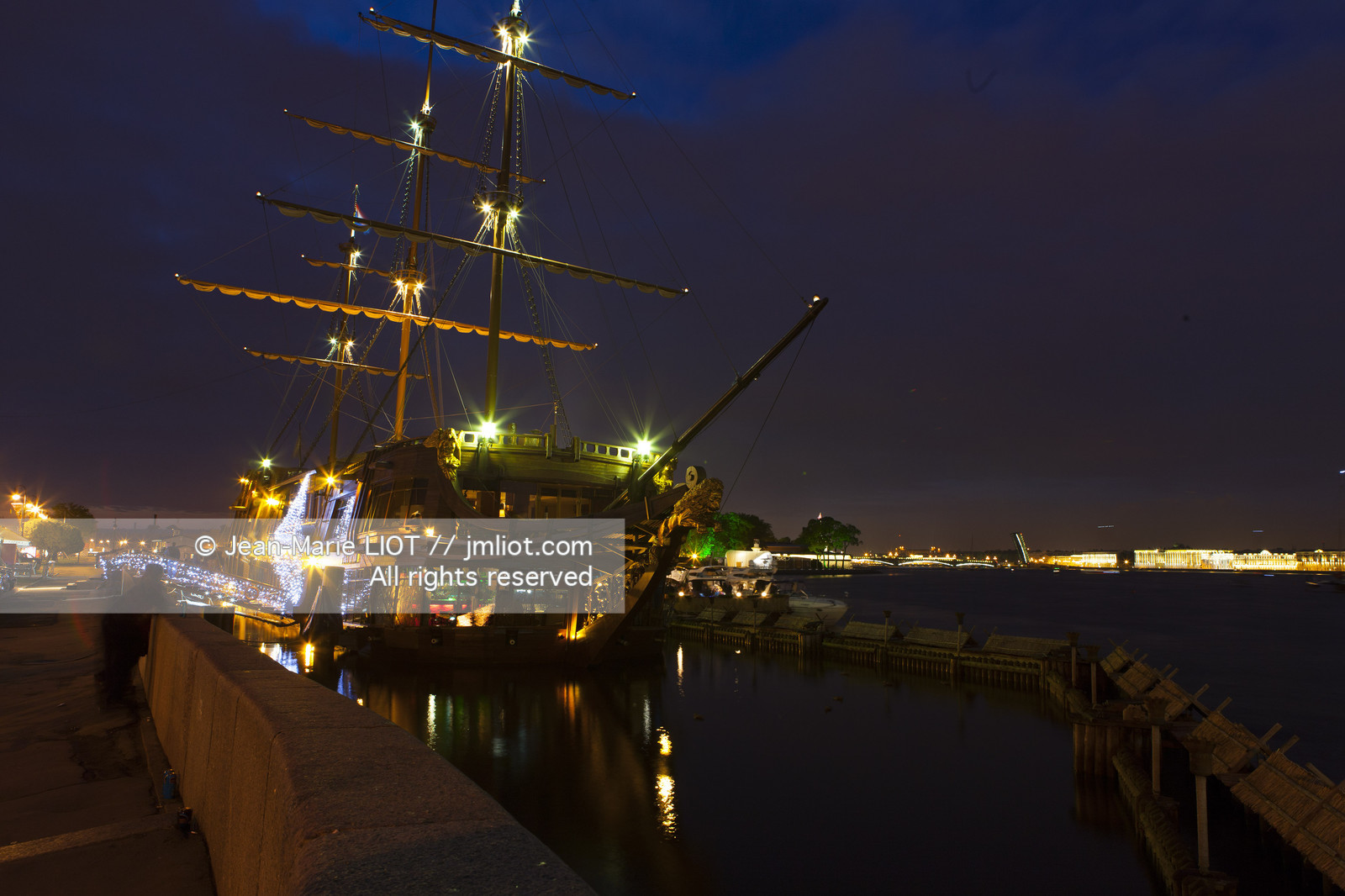 Russie, Saint Petersbourg, classé Patrimoine Mondial de l'UNESCO, bateau sur la Neva lors des nuits blanches.