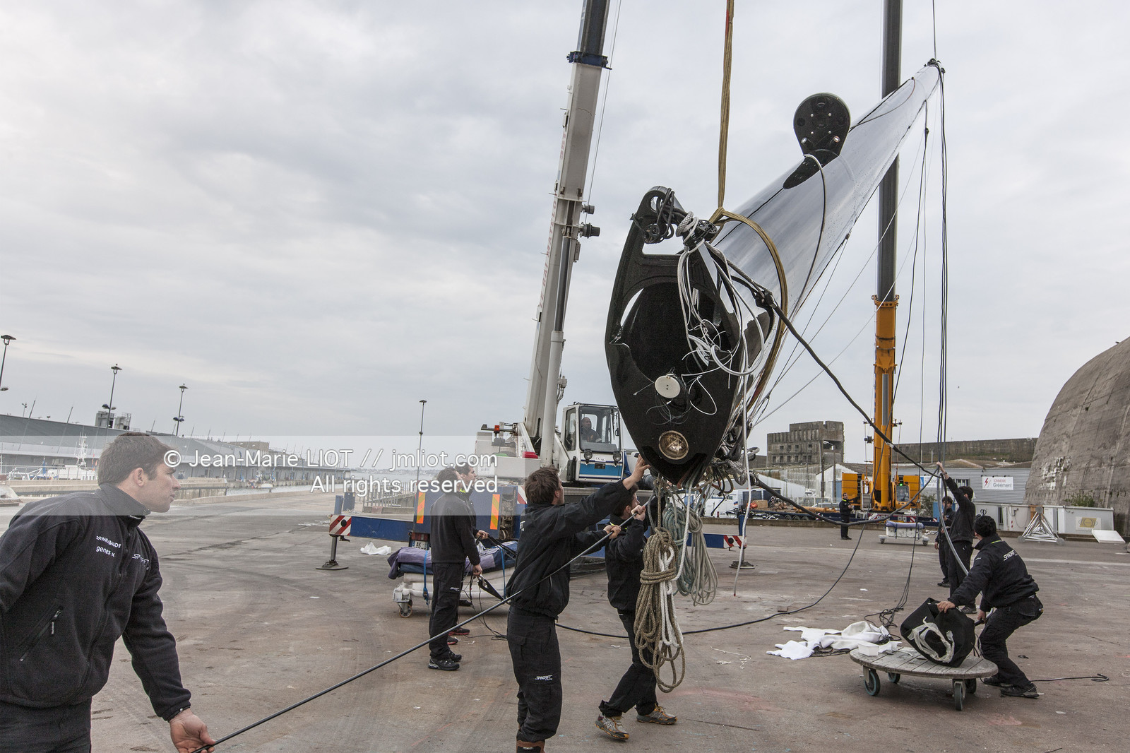 Maxi-Triimaran Spindrift 2 Launching
