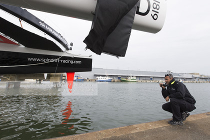 Maxi-Triimaran Spindrift 2 Launching