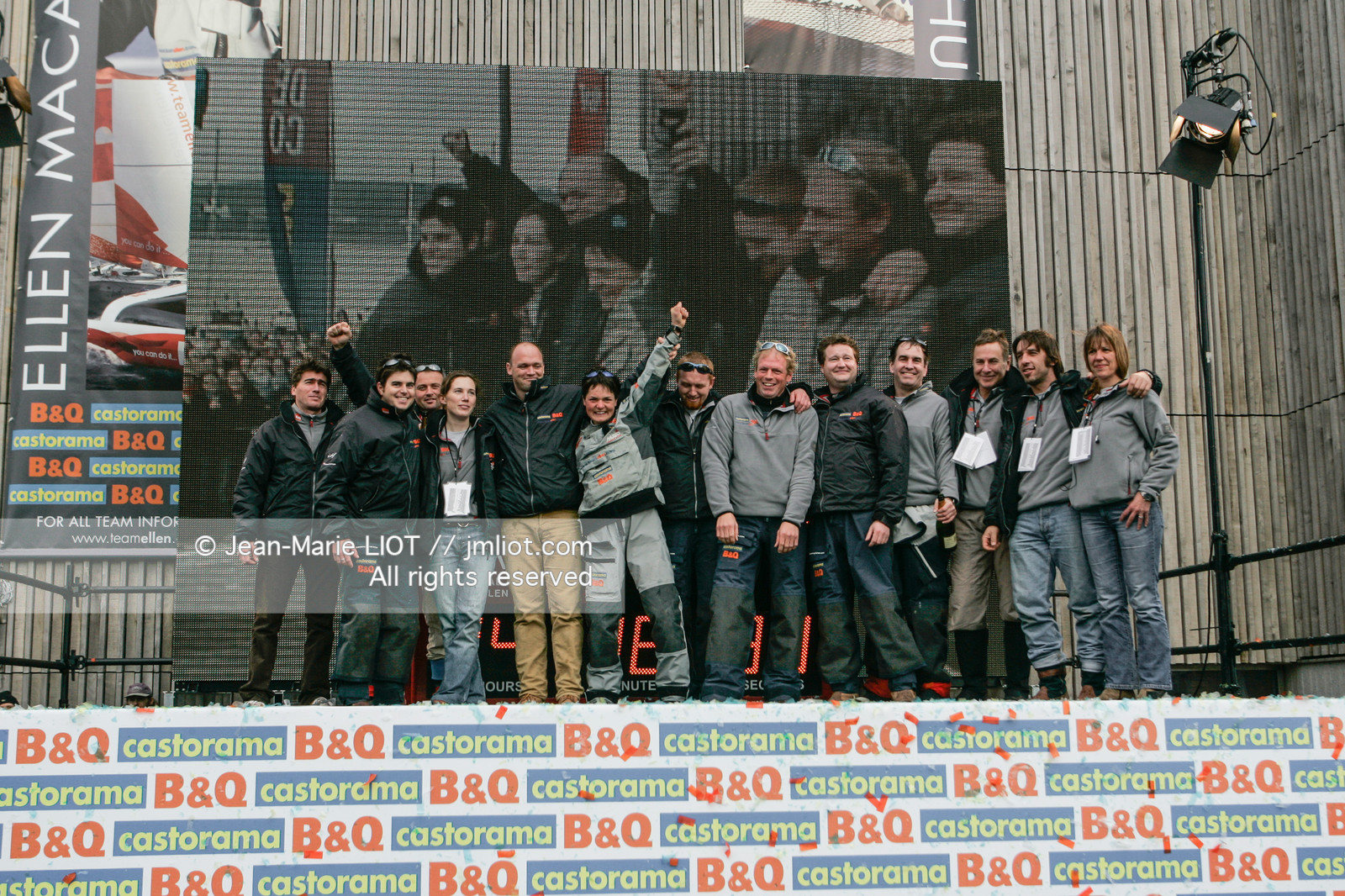 Départ d'Ellen MacArthur à bord du maxi-trimaran B&Q Castorama, pour tenter de battre le record du Tour du Monde en Solitaire sans Escale, à Falmouth (GB), le 27 novembre 2004, photo : Jean-Marie LIOT - www.jmliot.com