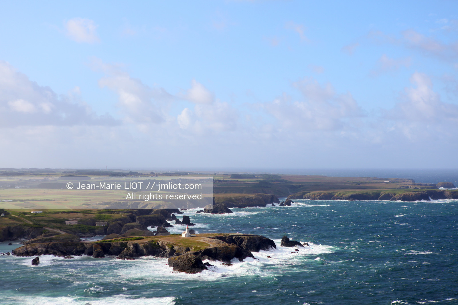 VUE AERIENNE DU GOLFE DU MORBIHAN .PHOTO © JEAN-MARIE LIOT.