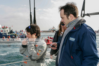 Départ d'Ellen MacArthur à bord du maxi-trimaran B&Q Castorama, pour tenter de battre le record du Tour du Monde en Solitaire sans Escale, à Falmouth (GB), le 27 novembre 2004, photo : Jean-Marie LIOT - www.jmliot.com
