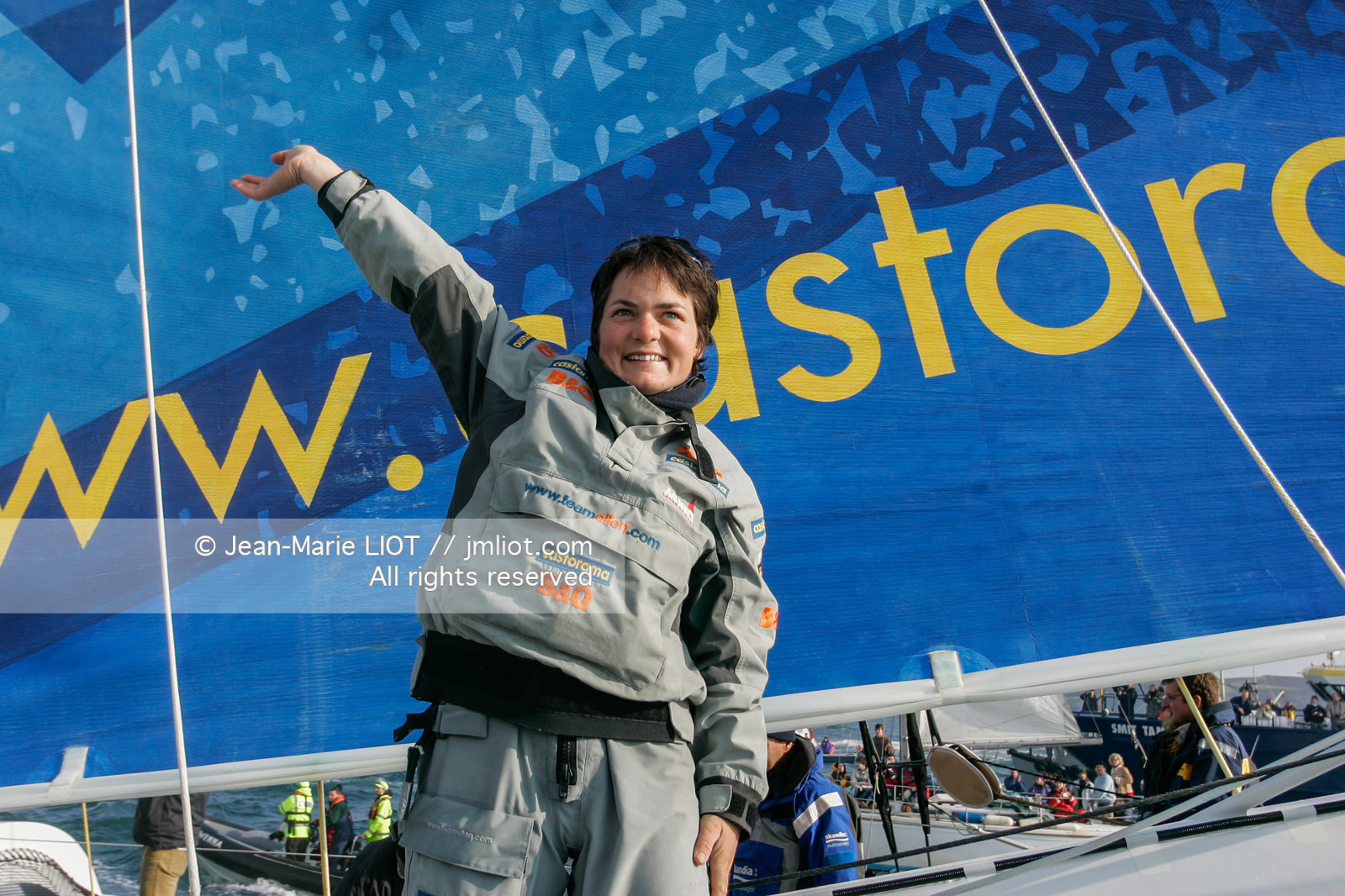 Départ d'Ellen MacArthur à bord du maxi-trimaran B&Q Castorama, pour tenter de battre le record du Tour du Monde en Solitaire sans Escale, à Falmouth (GB), le 27 novembre 2004, photo : Jean-Marie LIOT - www.jmliot.com