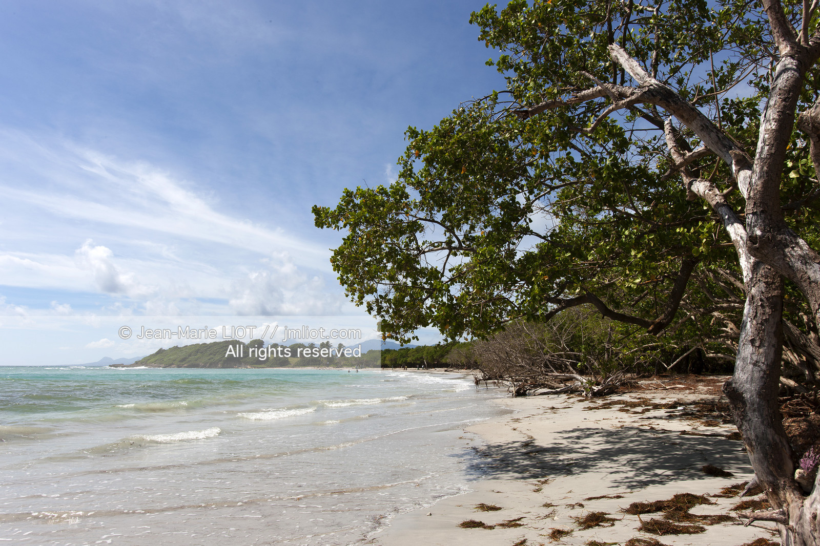 La Guadeloupe est un departement français d'Outre Mer situe dans l'archipel des Antilles. L'ile est bordee d'une part par la Mer des Caraïbes et l'Ocean Atlantique..La guadeloupe est composé de deux îles: la Grande-Terre et la Basse-Terre..Photo © Jean-Marie Liot.
