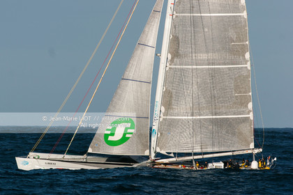 .Start Jules Verne Trophy maxi trimaran Geronimo, skipper Olivier de Kersauzon, on décember 28, 2004, Photo Jean-Marie LIOT - www.jmliot.com