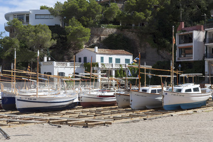 Le village de Begur et ses plages constituent l'un des lieux les plus touristique de la Costa Brava..La cote de begur bénéficie d'un littoral d'une grande beauté composé de falaises, de criques d'eau cristallines, de pinedes.....Photo © Jean-Marie Liot.