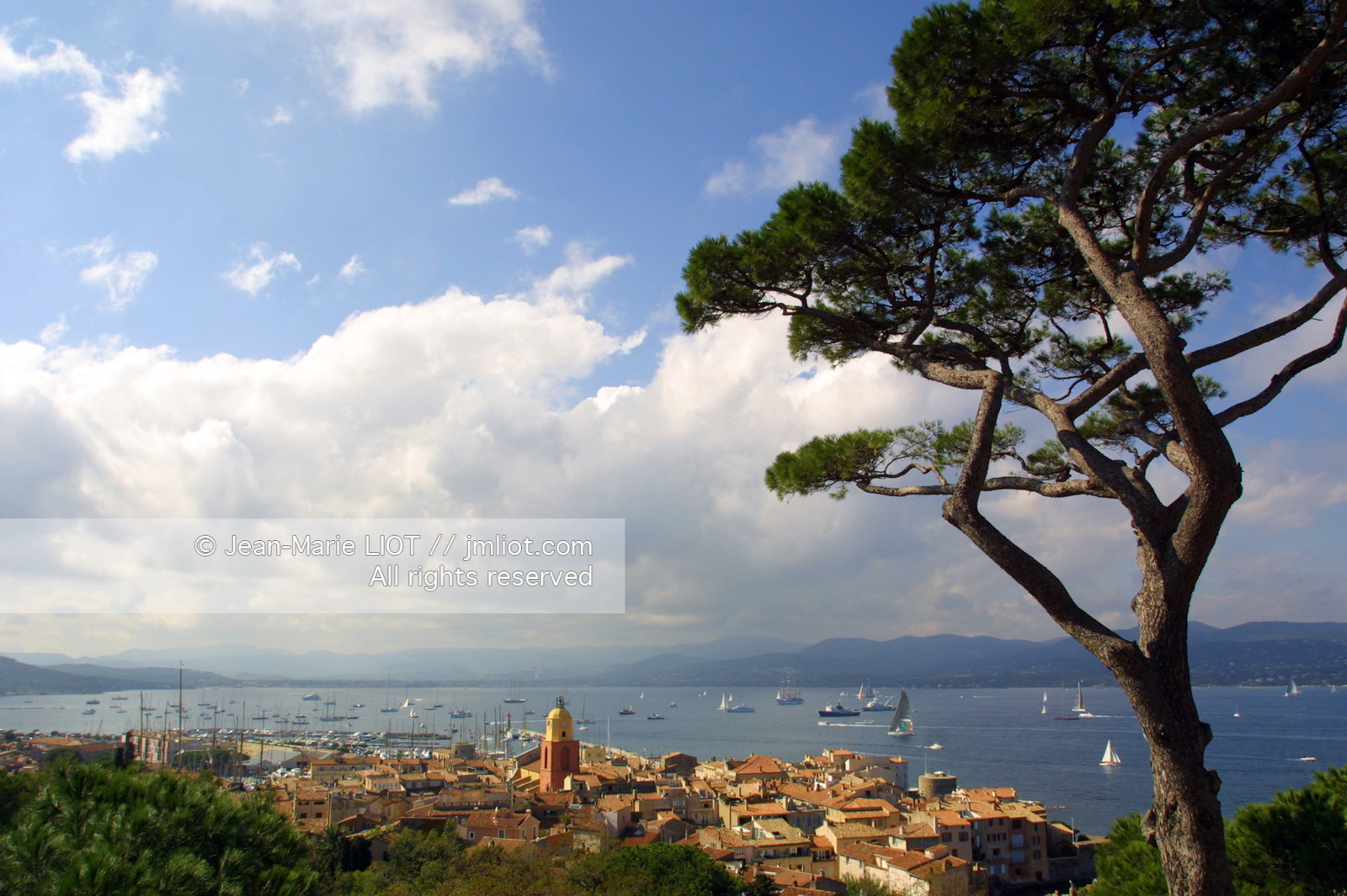 France, Var (83), Saint-Tropez, .Yatchs dans Le Port de plaisance de Saint-Tropez, Vue aérienne.photo © Jean-Marie Liot.