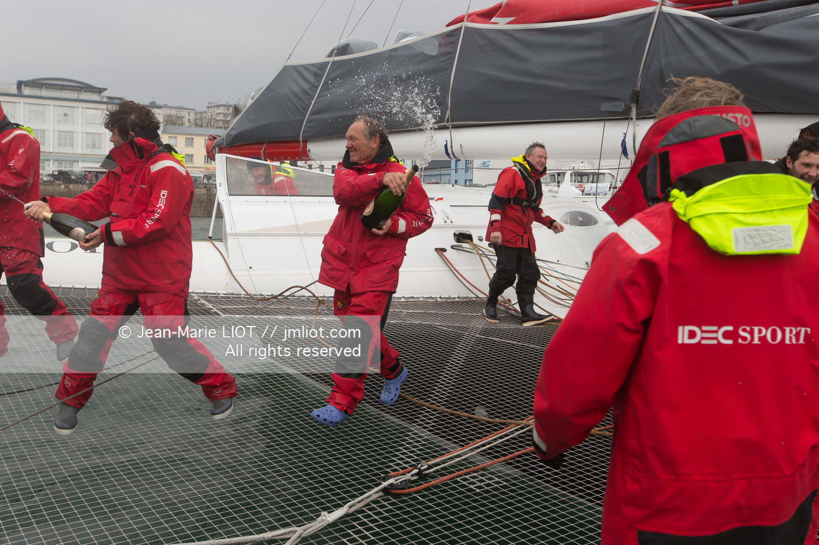 IDEC SPORT- ARRIVEE  RECORD TROPHEE JULES VERNE