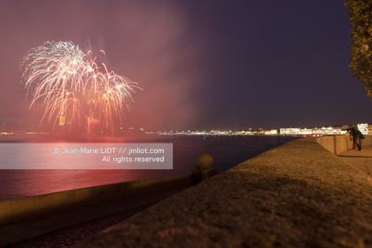 Russie, Saint Petersbourg, classé Patrimoine Mondial de l'UNESCO, feux d' artifices sur la Neva pendant les Nuits Blanches.