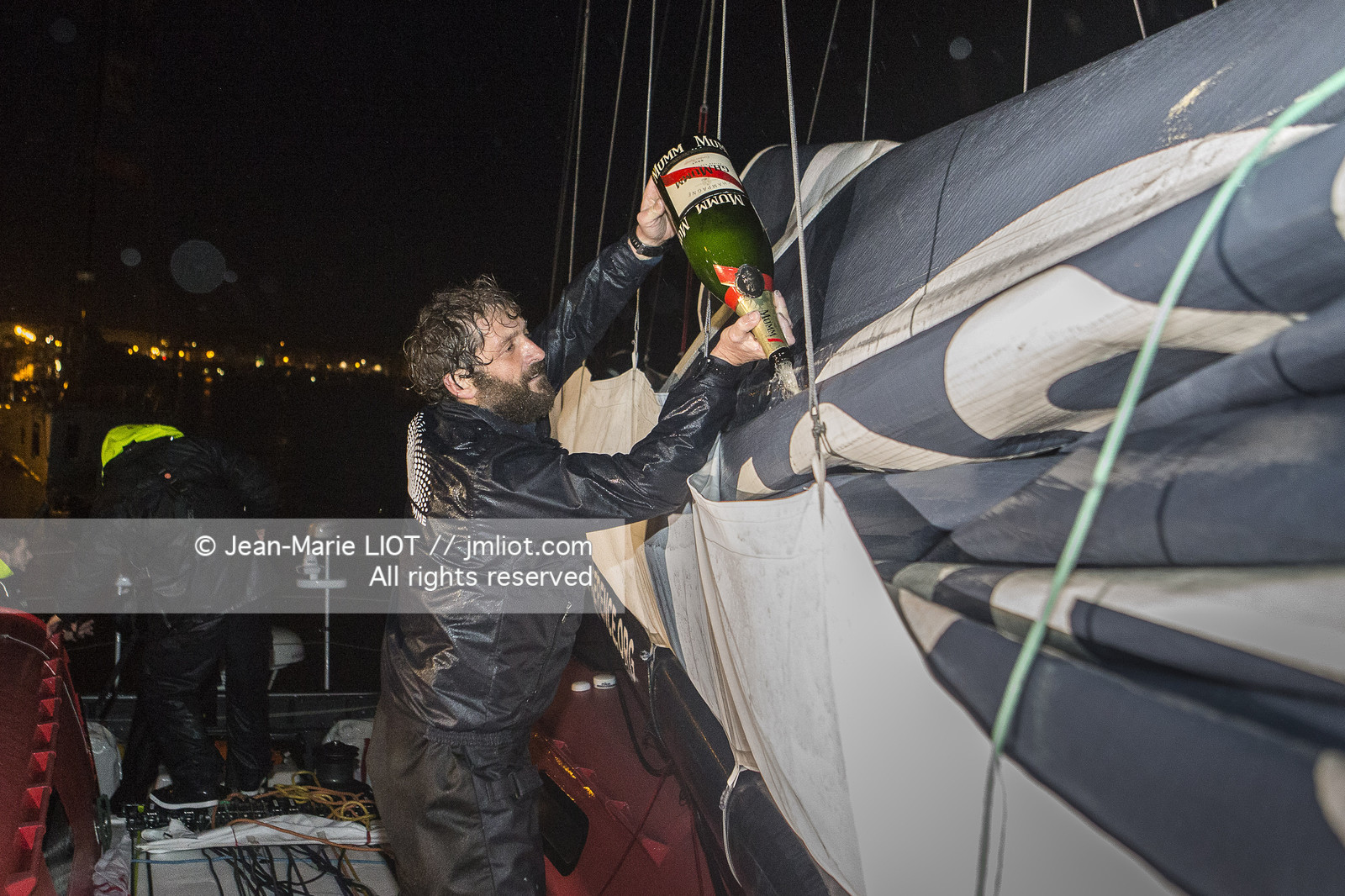 VENDEE GLOBE 2016-2017 - ARRIVEE ERIC BELLION - COMME UN SEUL HOMME