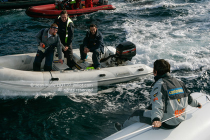 Départ d'Ellen MacArthur à bord du maxi-trimaran B&Q Castorama, pour tenter de battre le record du Tour du Monde en Solitaire sans Escale, à Falmouth (GB), le 27 novembre 2004, photo : Jean-Marie LIOT - www.jmliot.com