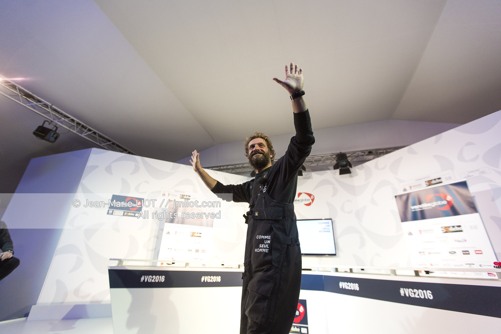 VENDEE GLOBE 2016-2017 - ARRIVEE ERIC BELLION - COMME UN SEUL HOMME