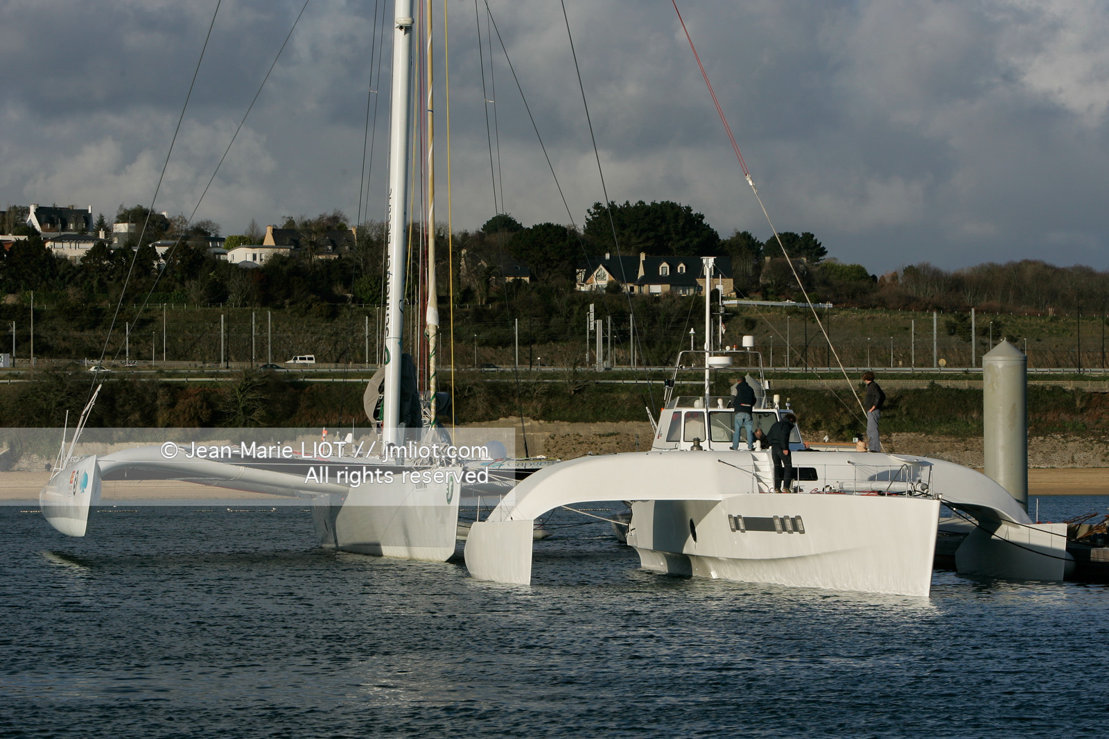 Départ du Trophée Jules Verne du maxi trimaran Geronimo, skipper Olivier de Kersauzon, 28 décembre 2004, Photo Jean-Marie LIOT - www.jmliot.com.