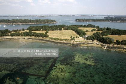 VUE AERIENNE DU GOLFE DU MORBIHAN.PHOTO © JEAN-MARIE LIOT.