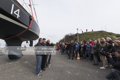 Mise à l'eau de Pen Duick II, bateau de légende d'Eric Tabarly. Loïck Peyron, 3 fois vianqueurs de The Transat, prendra le départ de plymouth le 2 mai prochain. Photo © Jean-Marie LIOT   DPPI.