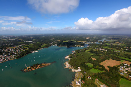 VUE AERIENNE DU GOLFE DU MORBIHAN .PHOTO © JEAN-MARIE LIOT.
