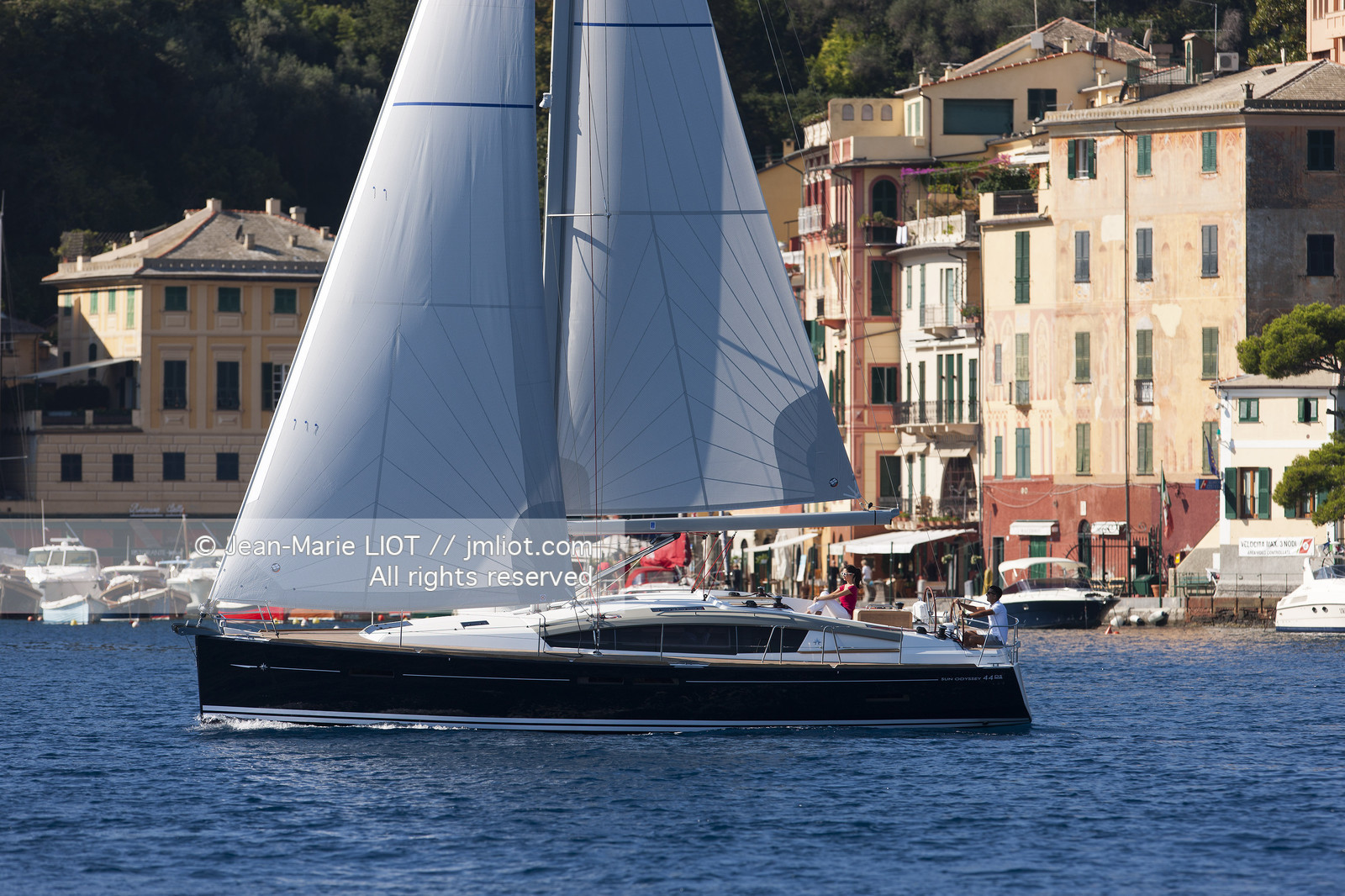 Portofino,le joli port en italien est situé au creux d'une anse sur la côte Ligure. Ce petit port de pêche devenu une des stations balnéaires les plus huppées d'Italie n'a pourtant pas perdu son charme..photo © Jean-Marie Liot.