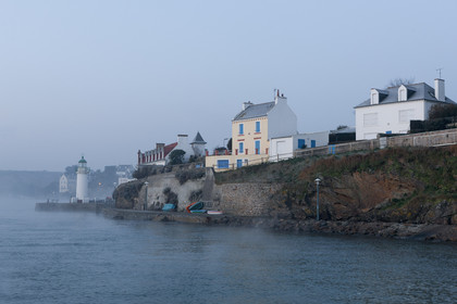 France, Morbihan (56), Belle-Ile, Brume du matin dans le port de Suzon