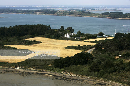 VUE AERIENNE DU GOLFE DU MORBIHAN.PHOTO © JEAN-MARIE LIOT.