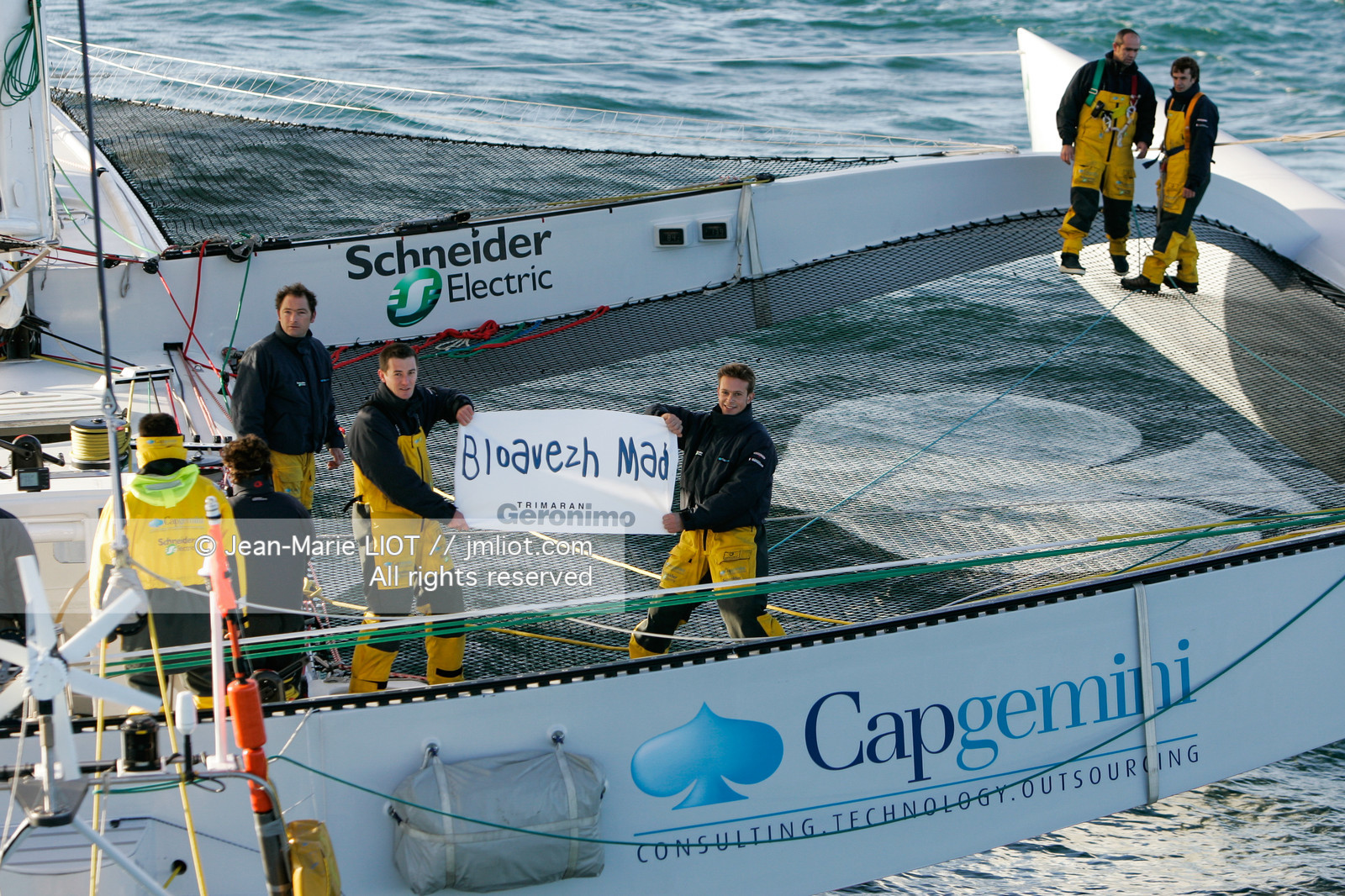 Départ du Trophée Jules Verne du maxi trimaran Geronimo, skipper Olivier de Kersauzon, 28 décembre 2004, Photo Jean-Marie LIOT - www.jmliot.com.