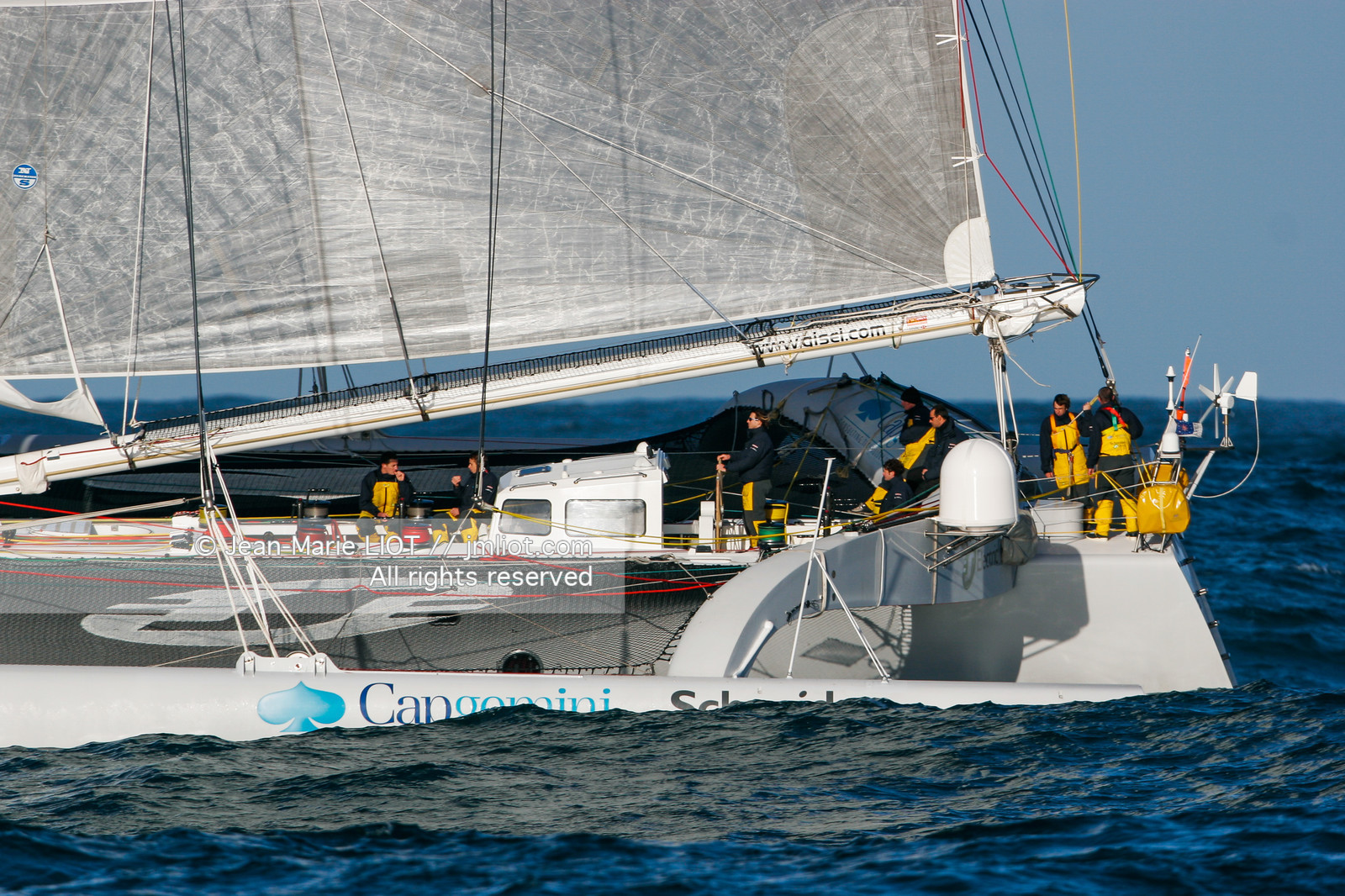 Départ du Trophée Jules Verne du maxi trimaran Geronimo, skipper Olivier de Kersauzon, 28 décembre 2004, Photo Jean-Marie LIOT - www.jmliot.com.
