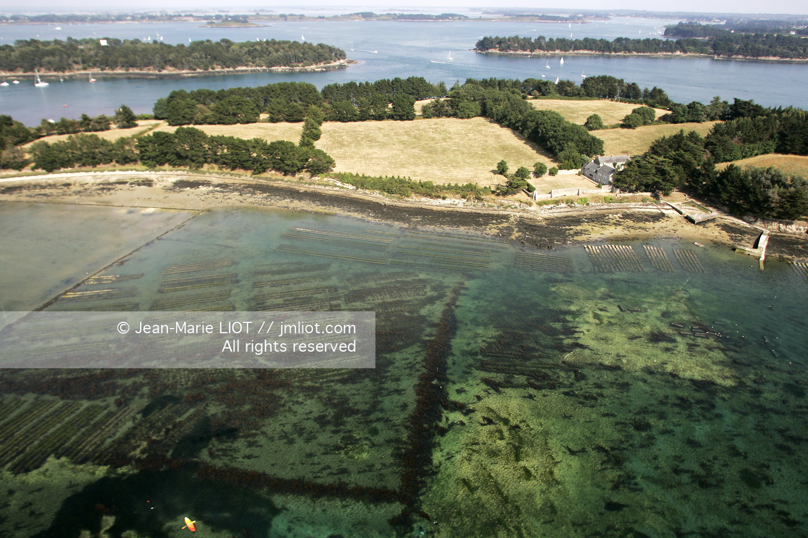 VUE AERIENNE DU GOLFE DU MORBIHAN.PHOTO © JEAN-MARIE LIOT.