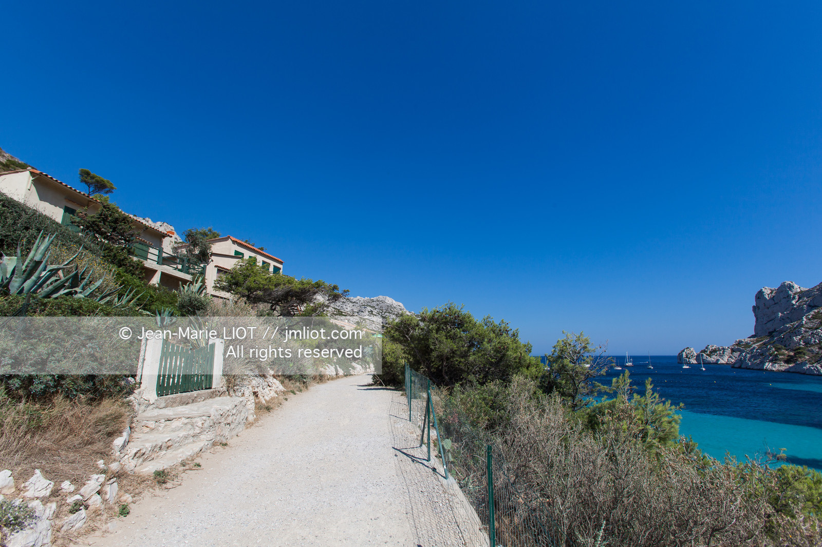 La calanque de Sormiou est située a quelques km de Marseille, l'une des seule calanques habitée elle dissimulke un petit port protégé par une digue.L'eau y est particulièremant claire et d'une grande richese en termes d'espèces animales et végétales..Photo © Jean-Marie Liot.