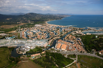 LE PETITE VENISE FRANCAISE : PORT GRIMAUD, AU FOND DE LA BAIE DE SAINT-TROPEZ