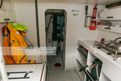 .Start Jules Verne Trophy maxi trimaran Geronimo, skipper Olivier de Kersauzon, on décember 28, 2004, Photo Jean-Marie LIOT - www.jmliot.com
