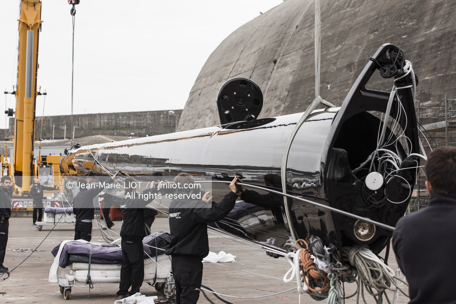 Maxi-Triimaran Spindrift 2 Launching