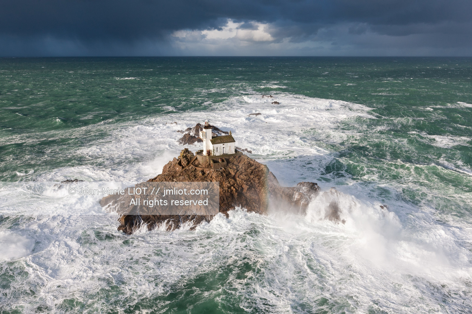 PHARES DANS LA TEMPËTE.