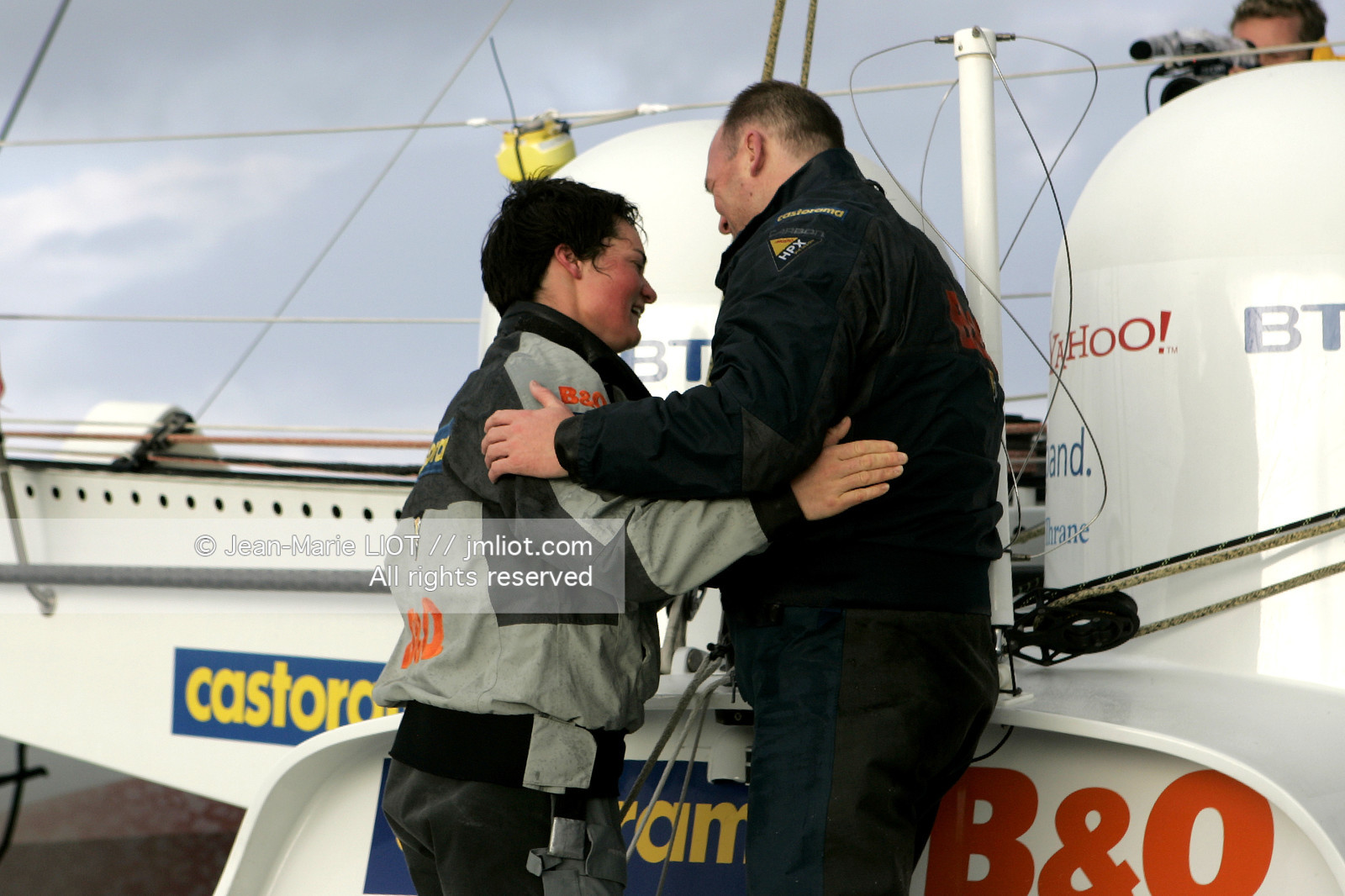 Départ d'Ellen MacArthur à bord du maxi-trimaran B&Q Castorama, pour tenter de battre le record du Tour du Monde en Solitaire sans Escale, à Falmouth (GB), le 27 novembre 2004, photo : Jean-Marie LIOT - www.jmliot.com