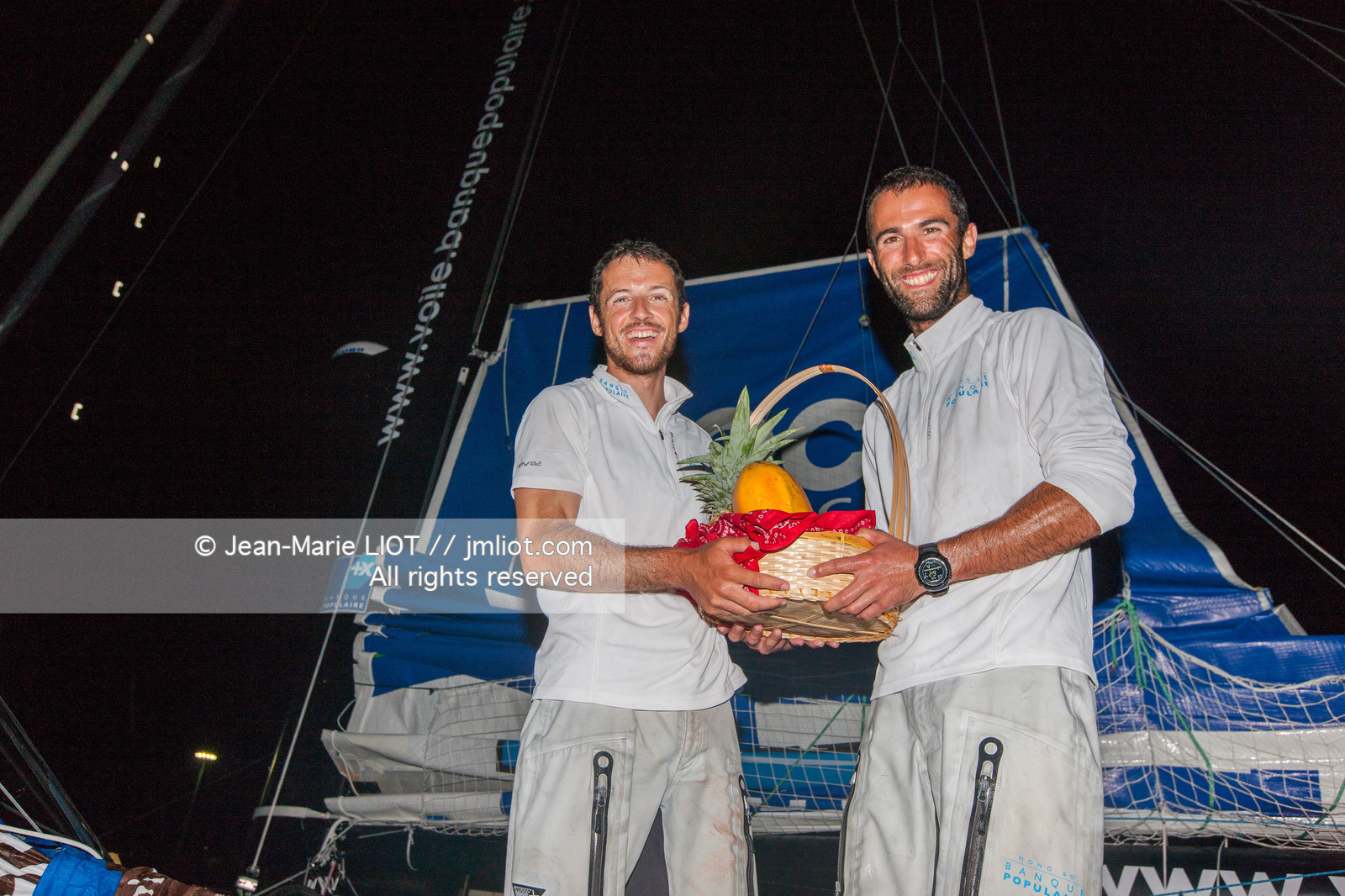 Arrivée, au Costa-Rica de l'imoca Banque populaire, le19 novembre 2011. Les skippers Armel Le Cleac'h et Christopher Pratt se placent à la 3ème place dans la catégorie des imocas. Photo © Jean-marie Liot DPPI.