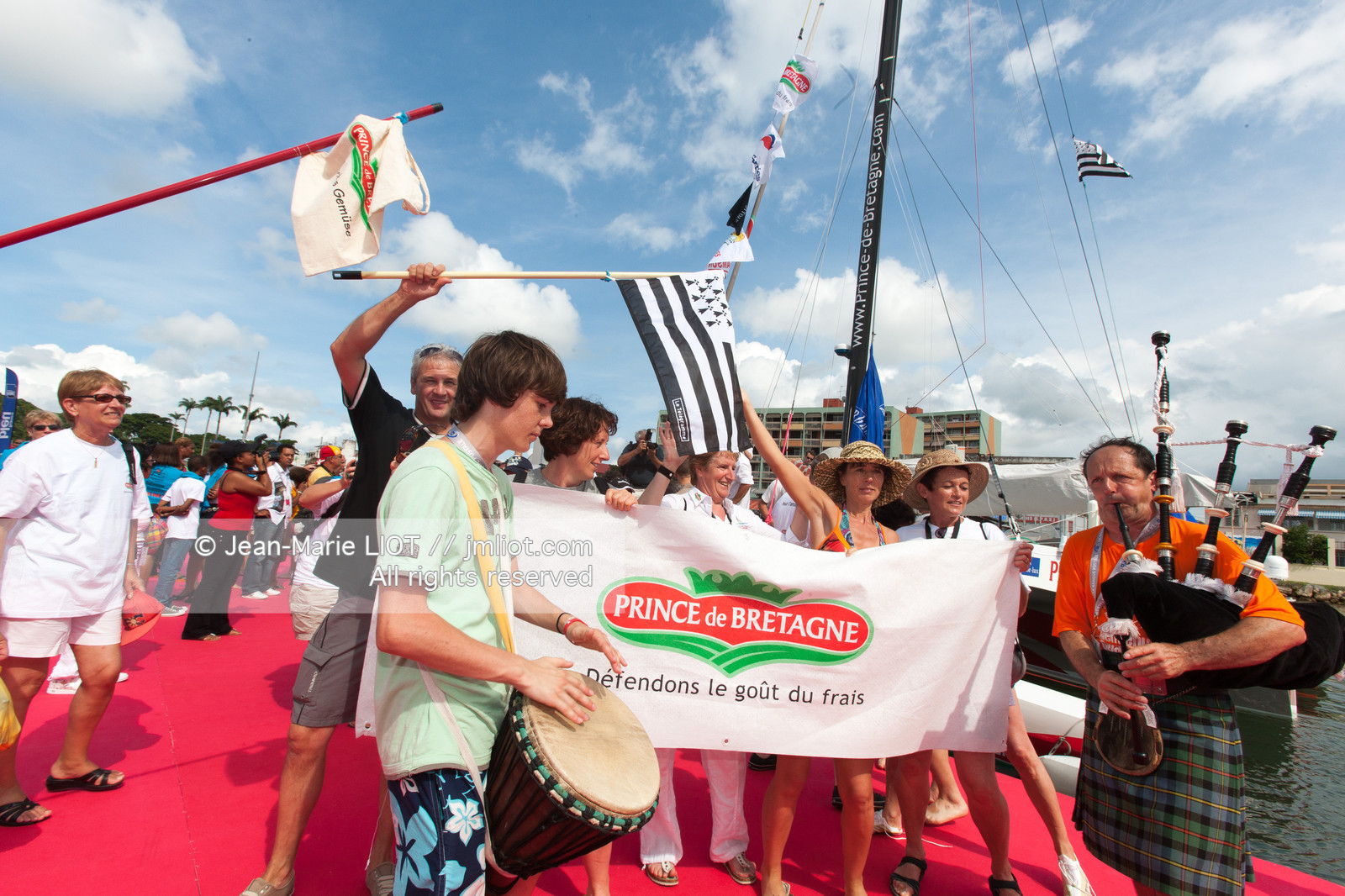 ROUTE DU RHUM 2010 - ARRIVEE DE LIONEL LEMONCHOIS