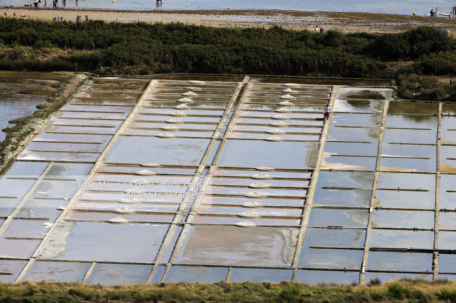 Carnac, vue aerienne des marais salants..© JEAN-MARIE LIOT.Carnac, aerial view of the salt marshes