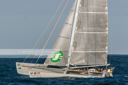 Départ du Trophée Jules Verne du maxi trimaran Geronimo, skipper Olivier de Kersauzon, 28 décembre 2004, Photo Jean-Marie LIOT - www.jmliot.com.