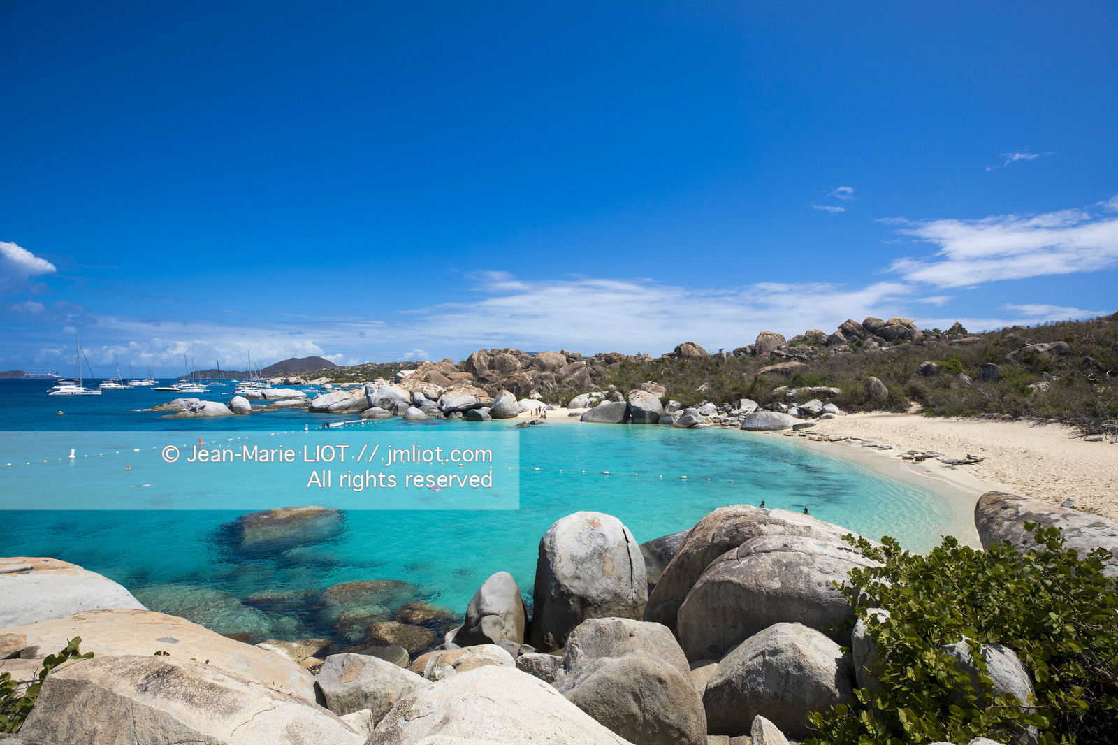 Antilles, îles Vierges britanniques, île de Virgin Gorda, Bath, vue sur la plage des Baths, voiliers au mouillage, au premier plan les rochers typiques qui entourent la zone de baignade paradisiaque, photo © Jean-Marie LIOT.