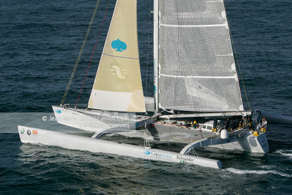 Départ du Trophée Jules Verne du maxi trimaran Geronimo, skipper Olivier de Kersauzon, 28 décembre 2004, Photo Jean-Marie LIOT - www.jmliot.com.