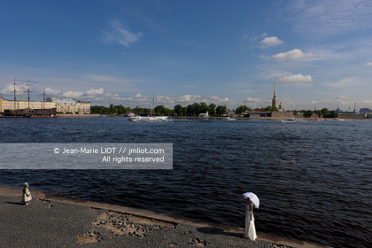 .Russia, Saint Petersburg, listed as World Heritage by UNESCO, along the Neva, newlyweds