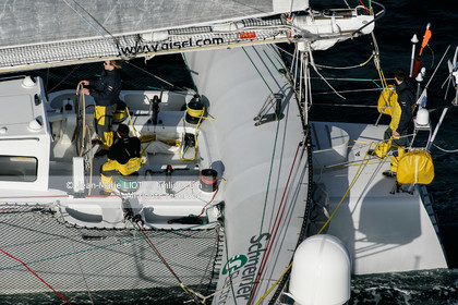 .Start Jules Verne Trophy maxi trimaran Geronimo, skipper Olivier de Kersauzon, on décember 28, 2004, Photo Jean-Marie LIOT - www.jmliot.com