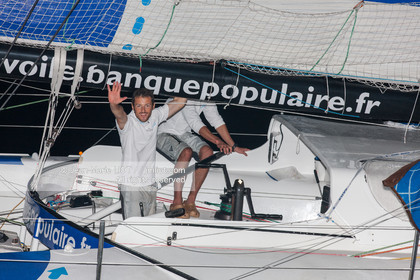 Arrivée, au Costa-Rica de l'imoca Banque populaire, le19 novembre 2011. Les skippers Armel Le Cleac'h et Christopher Pratt se placent à la 3ème place dans la catégorie des imocas. Photo © Jean-marie Liot DPPI.